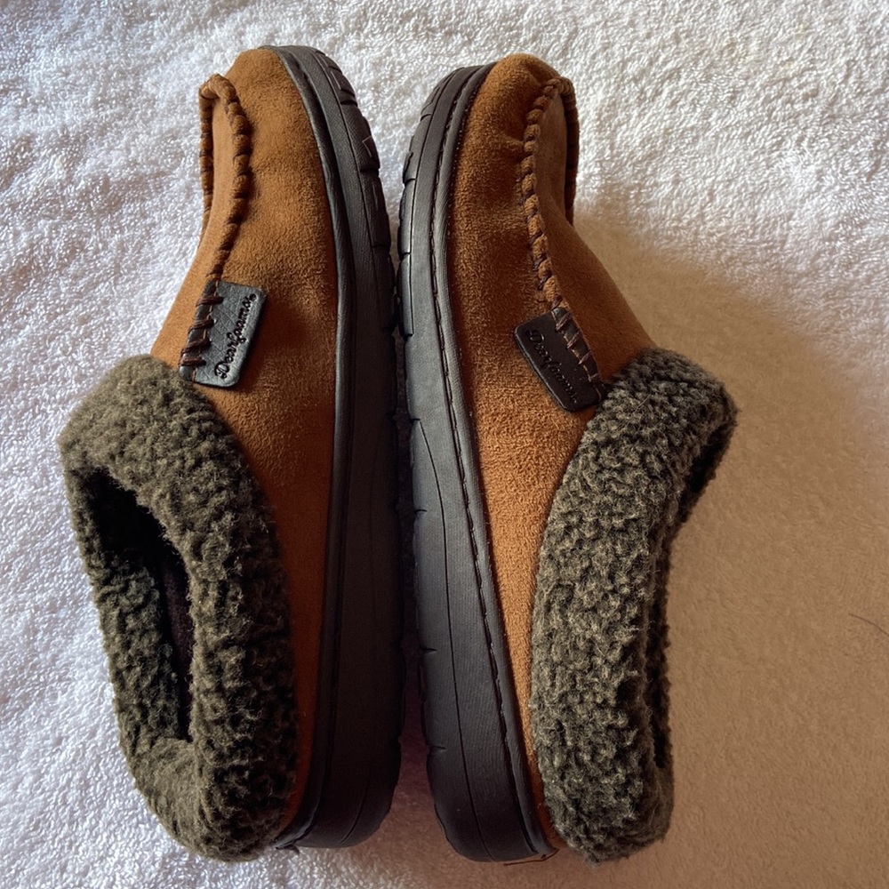 Dearfoams Men’s Microsuede Clog Slippers Color Brown Size Small (7-8)